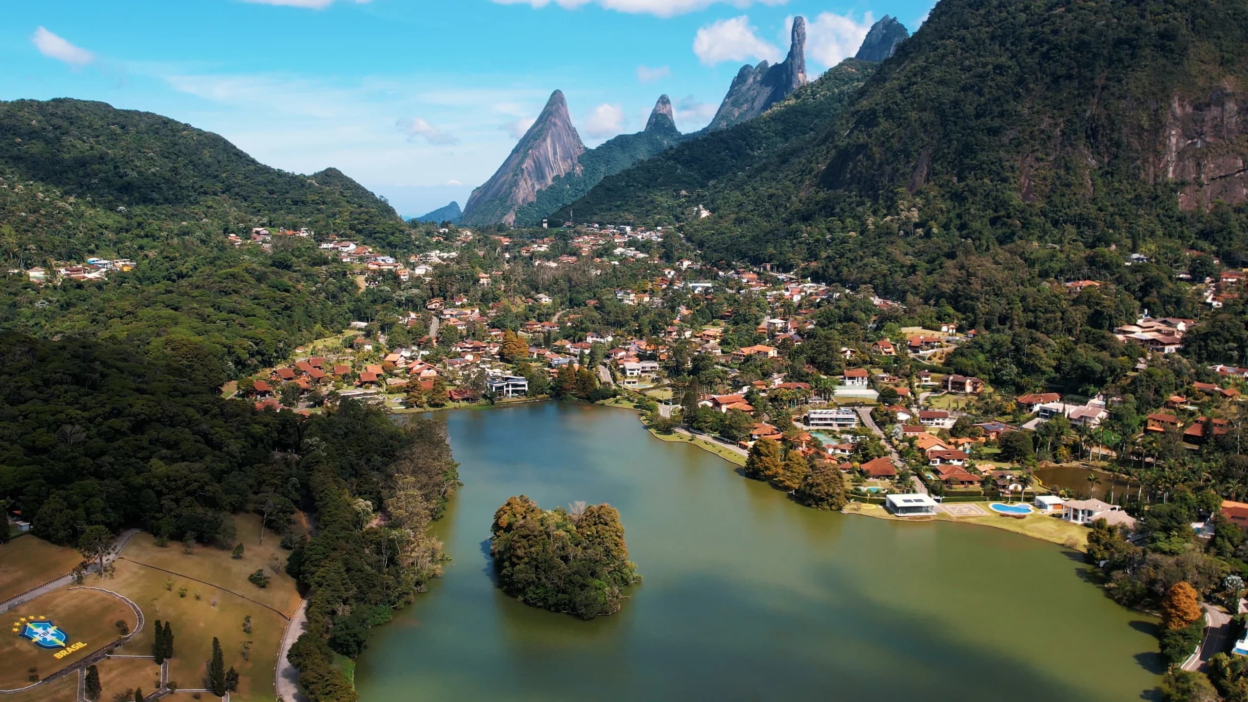 Serra dos Órgãos e Mata Atlântica em Teresópolis ao amanhecer